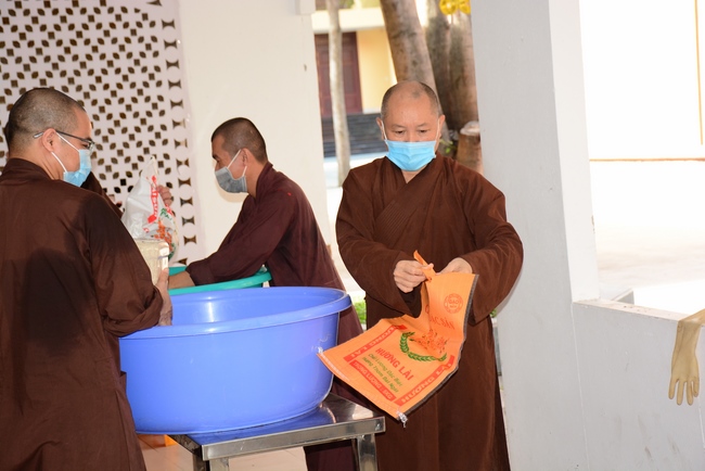 Chùa Hoằng Pháp: Tiếp tục hỗ trợ người dân khó khăn trong đại dịch Covid (đợt 8)